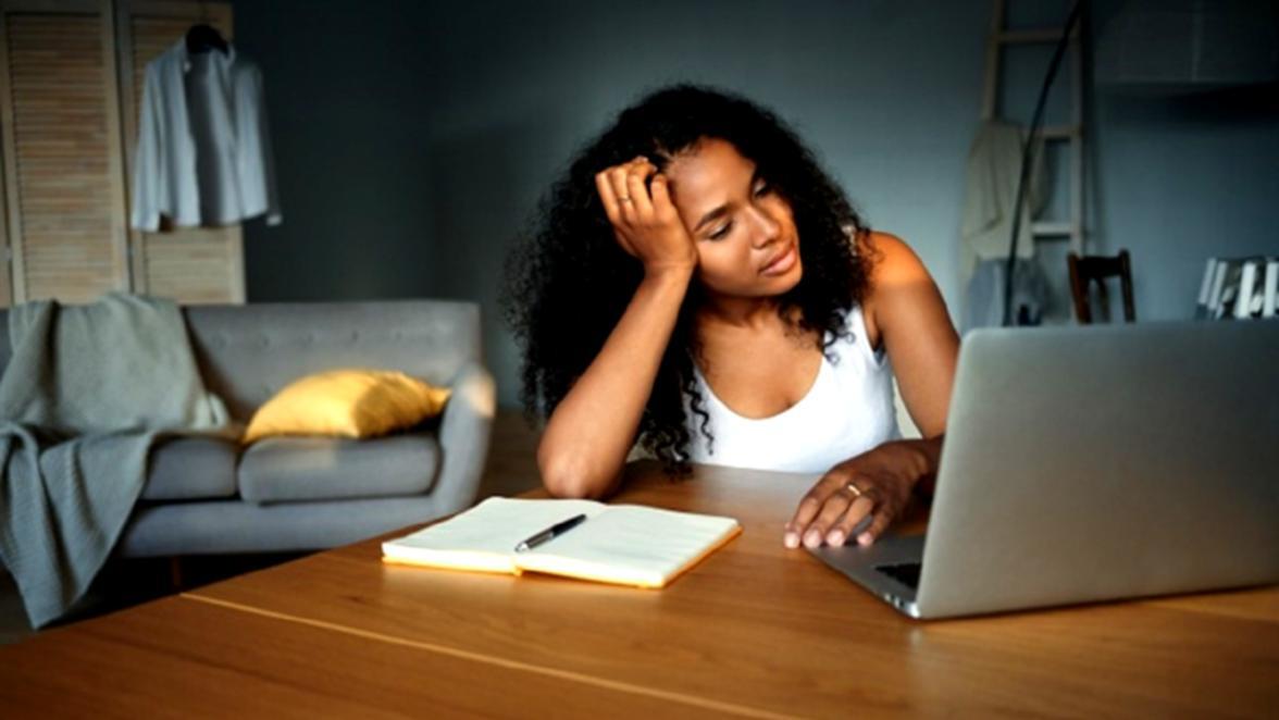 Studente che lavora su progetto video nel nostro laboratorio