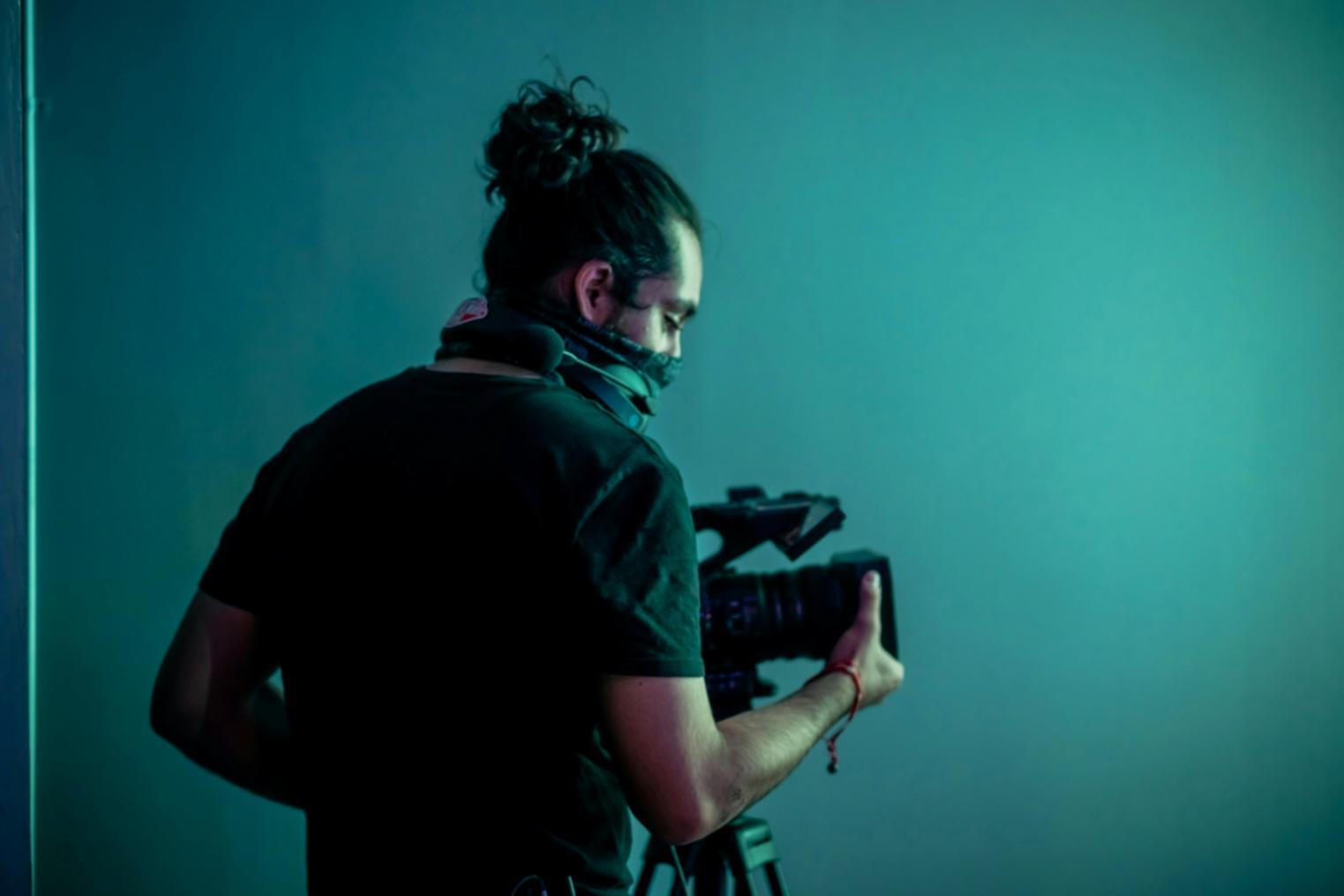 Ambiente di apprendimento con postazioni di editing video individuali