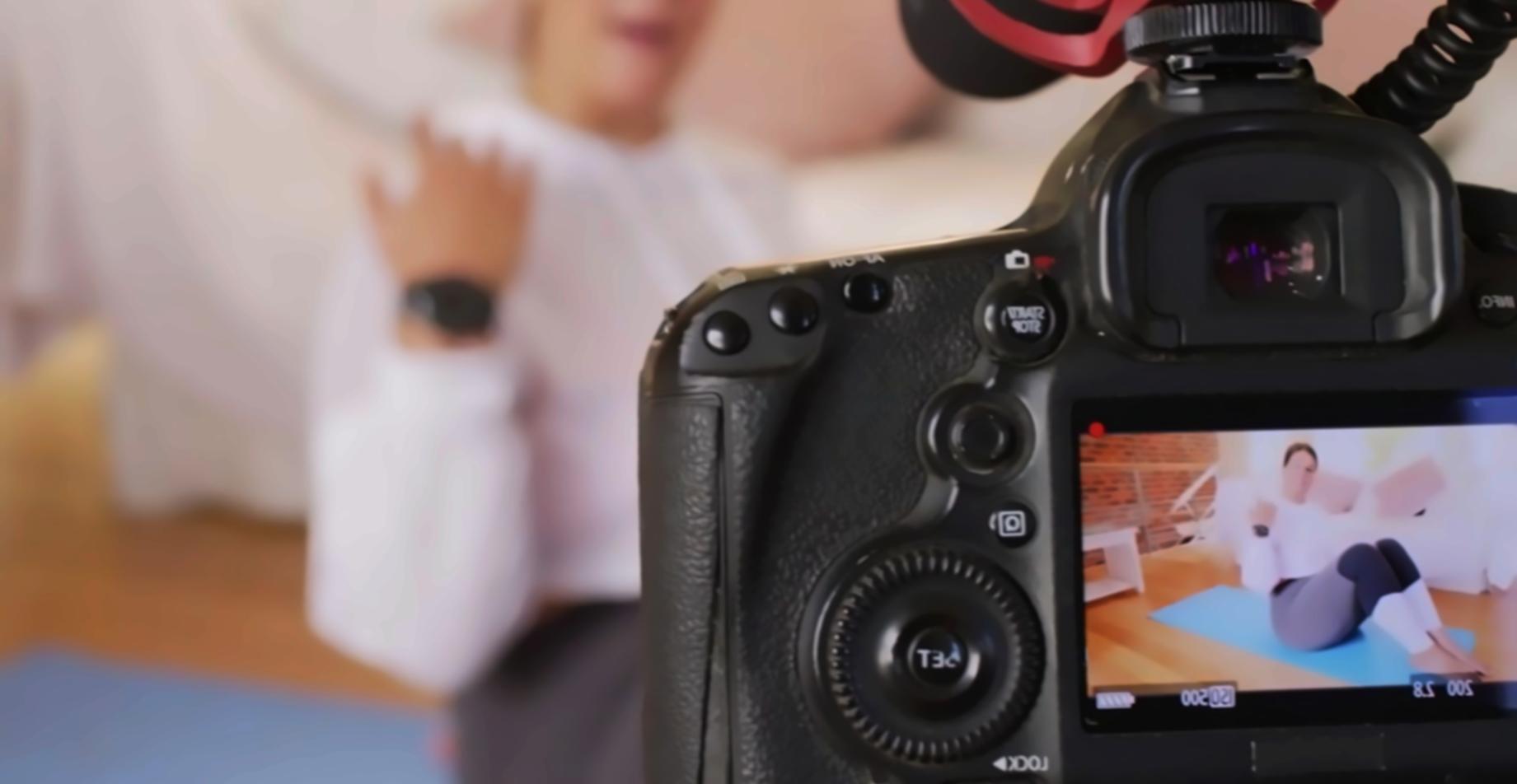 Setup di illuminazione professionale durante una sessione pratica